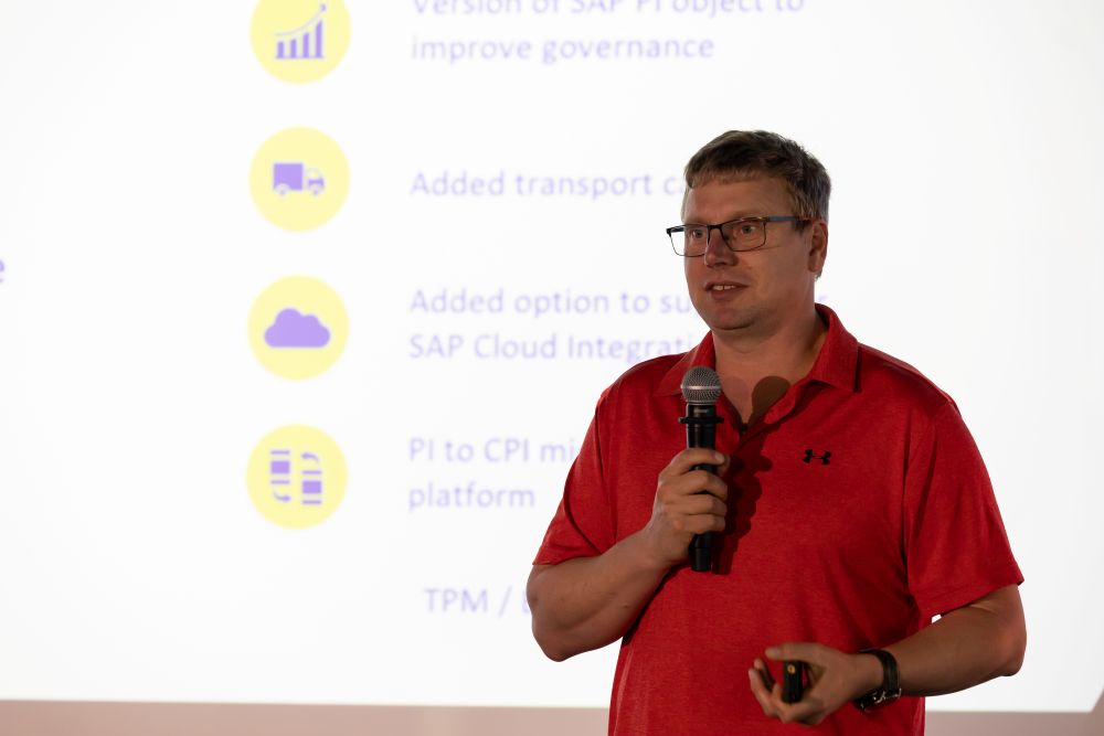 Zdjęcie z konferencji Zintegrowany Biznes - prelegent na scenie