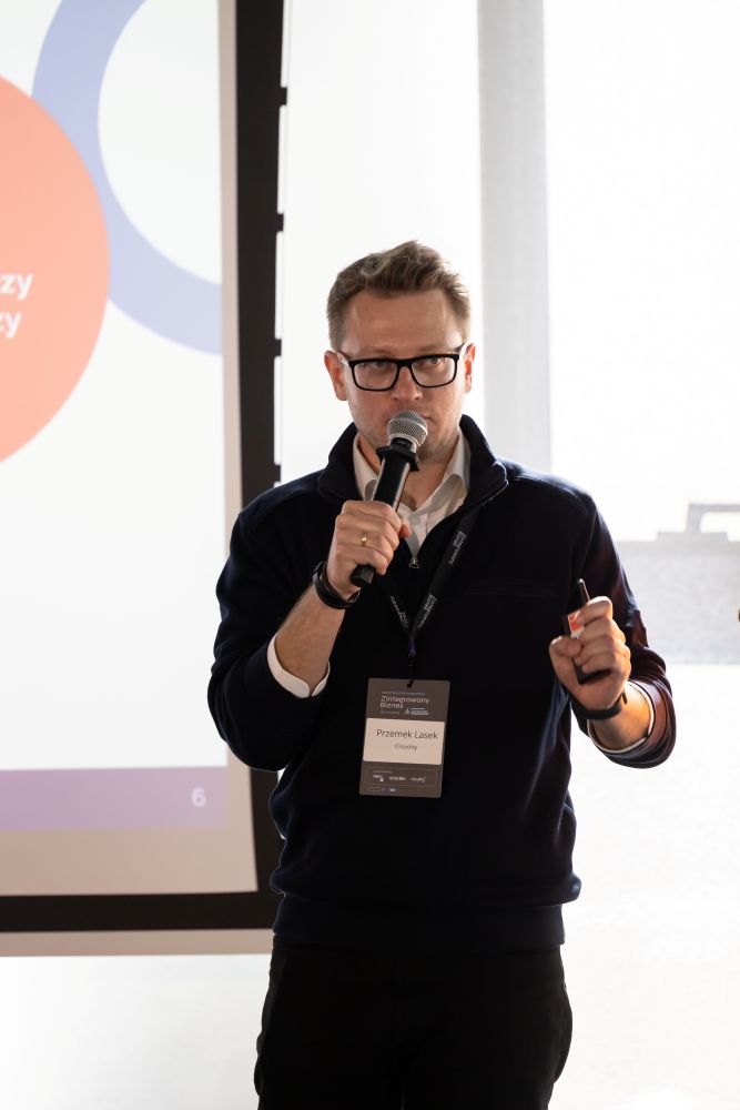 Zdjęcie z konferencji Zintegrowany Biznes - prelegent przy tablicy