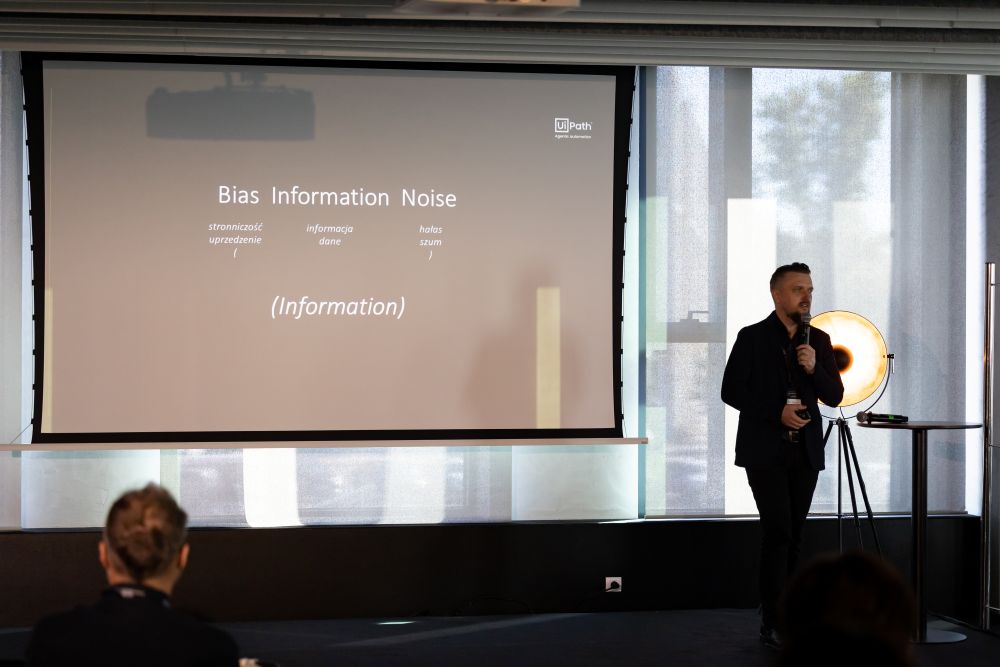 Zdjęcie z konferencji Zintegrowany Biznes - prezentacja na ekranie