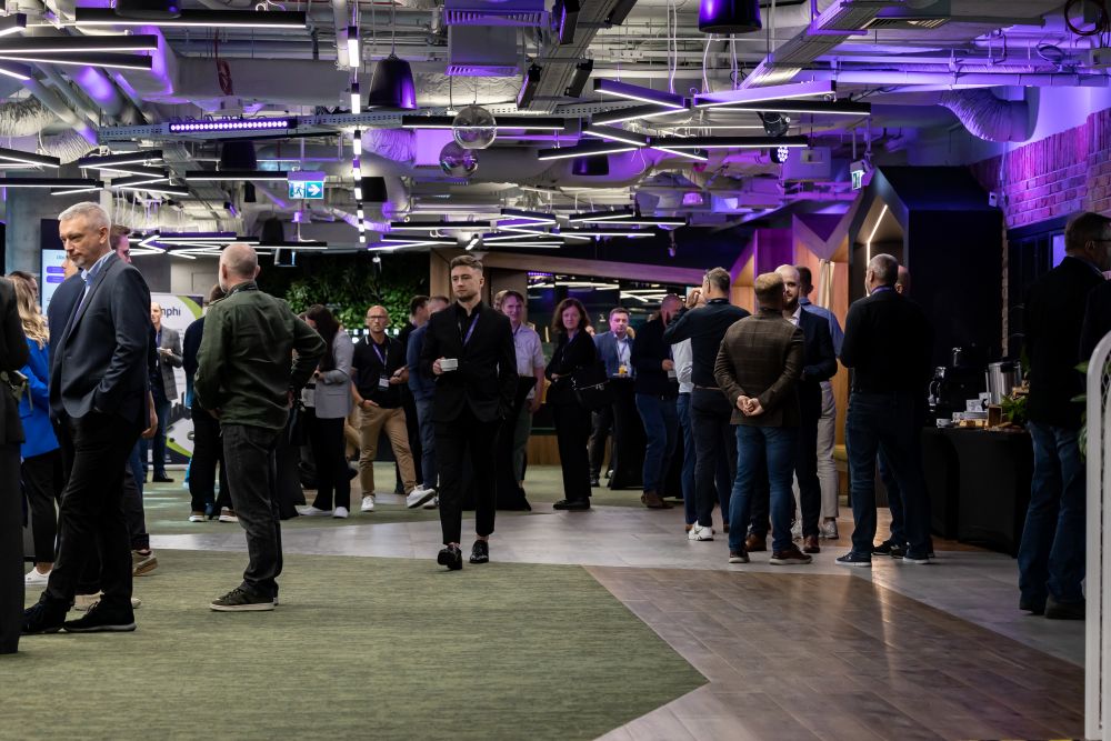 Zdjęcie z konferencji Zintegrowany Biznes - uczestnicy podczas przerwy